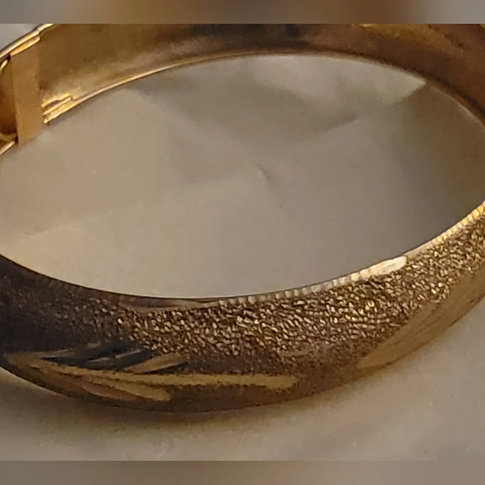 10K Yellow Gold Diamond Cut Bracelet. (See Stamp in Last 2 pics). - Picture 5 of 8